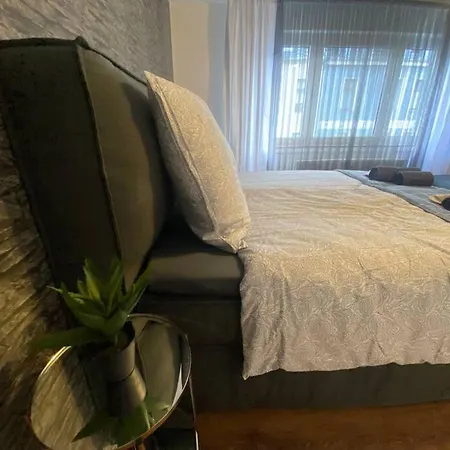 Appartement Riesen Bett, Strassenbahn Vor Der Tuer, Lage, Nah Zur Messe, Keine Rechnungen
