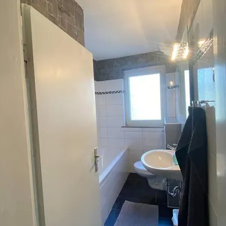 Riesen Bett, Strassenbahn Vor Der Tuer, Lage, Nah Zur Messe, Keine Rechnungen Appartement *