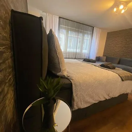 Apartment Riesen Bett, Strassenbahn Vor Der Tuer, Lage, Nah Zur Messe, Keine Rechnungen