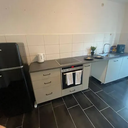 Riesen Bett, Strassenbahn Vor Der Tuer, Lage, Nah Zur Messe, Keine Rechnungen