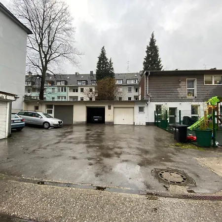Riesen Bett, Strassenbahn Vor Der Tuer, Lage, Nah Zur Messe, Keine Rechnungen * Essen