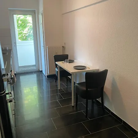 Apartment Riesen Bett, Strassenbahn Vor Der Tuer, Lage, Nah Zur Messe, Keine Rechnungen *