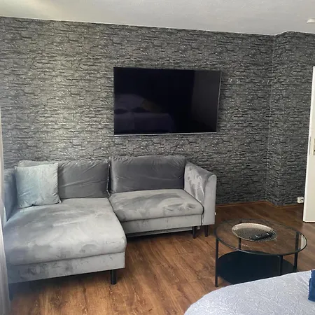 Apartment Riesen Bett, Strassenbahn Vor Der Tuer, Lage, Nah Zur Messe, Keine Rechnungen Essen