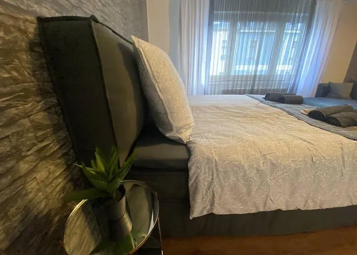 Appartement Riesen Bett, Strassenbahn Vor Der Tuer, Lage, Nah Zur Messe, Keine Rechnungen