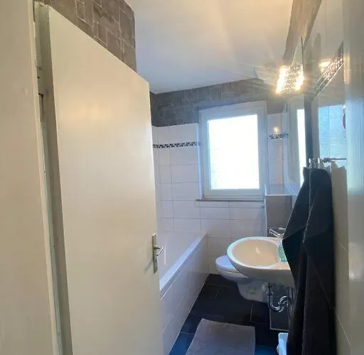 Riesen Bett, Strassenbahn Vor Der Tuer, Lage, Nah Zur Messe, Keine Rechnungen Appartement *