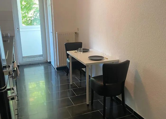 Appartement Riesen Bett, Strassenbahn Vor Der Tuer, Lage, Nah Zur Messe, Keine Rechnungen *